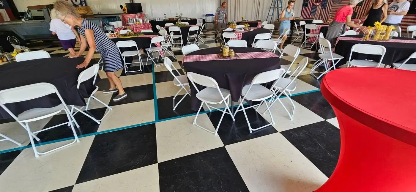 Rounds with linens for a reception